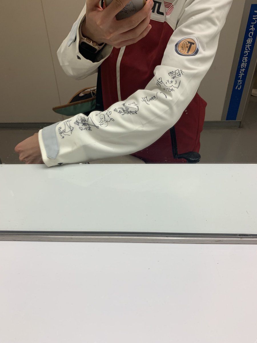 RyoHas_Neil01's tweet photo. @K_SHIERO_0225 昨日の目玉はこれだよねー。 welppine のレースクイーン全員にサインを服に貰うという🤣 https://t.co/QptTTv0QTd