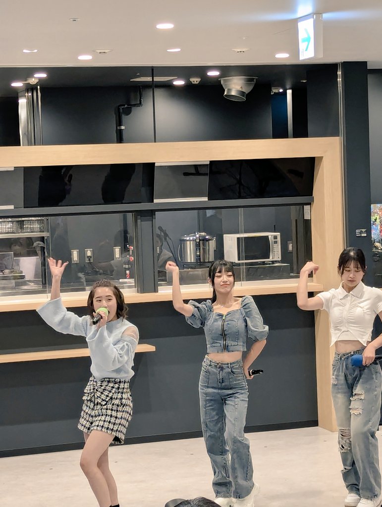 hiroswallow's tweet photo. #香萌萌　を見に
LINKsRING COLLECTION2
予約ライブin紙屋町スウィング 参戦
既に配信で予習してたので
曲と顔が一致してより近く感じた🥰
#香萌萌　の　#GIVE_ME!　
何回聴いてもカッコイイ🥰
もっと大人数で
振りが揃ったら楽しいだろうな👍
#楓子　さんの #吠えろ
拳あげて歌うの楽しすぎワロタ☺️ https://t.co/T3ts5GGTZ6