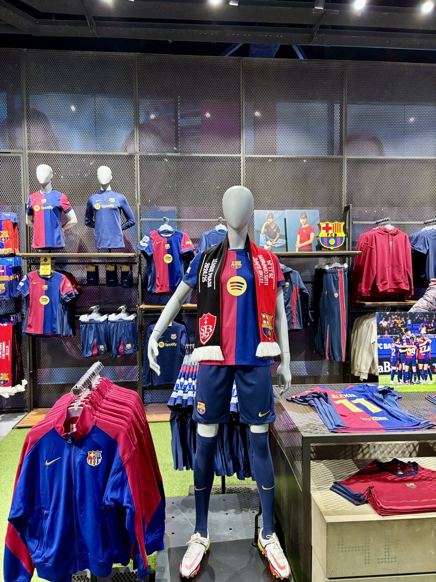 BrestOnAir's tweet photo. La semaine surréaliste peut démarrer. A retrouver à la boutique du FC Barcelone 🤯 https://t.co/EWMCrzg147