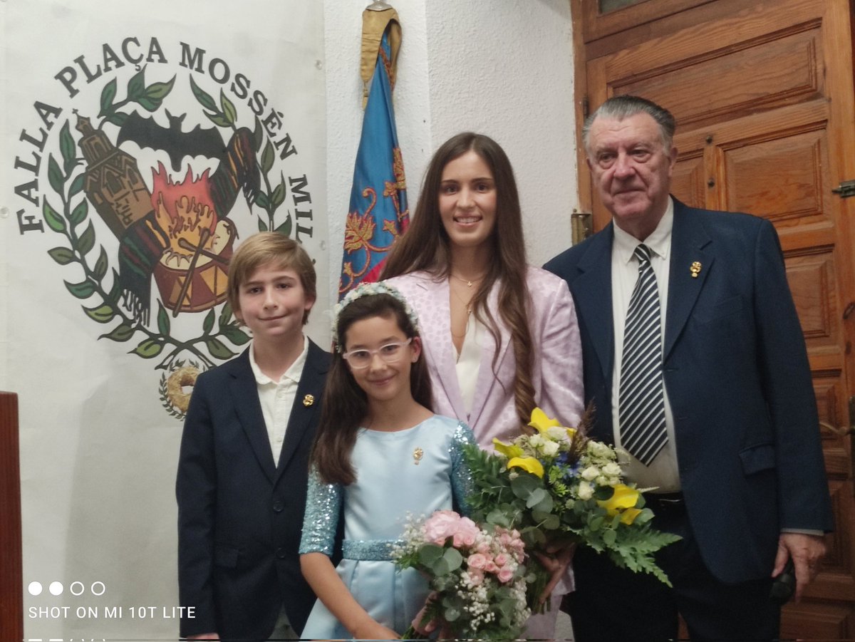 El passat dissabte vivirem una nit inoblidable en la proclamació de les nostres Falleres Majors 2024. 🎉✨
Un moment ple d'emoció, tradició i família que marca l'inici d'un any molt especial para nostra falla Plaça Mossén Milà. 🔥💛
Gràcies a tots per compartir este moment!