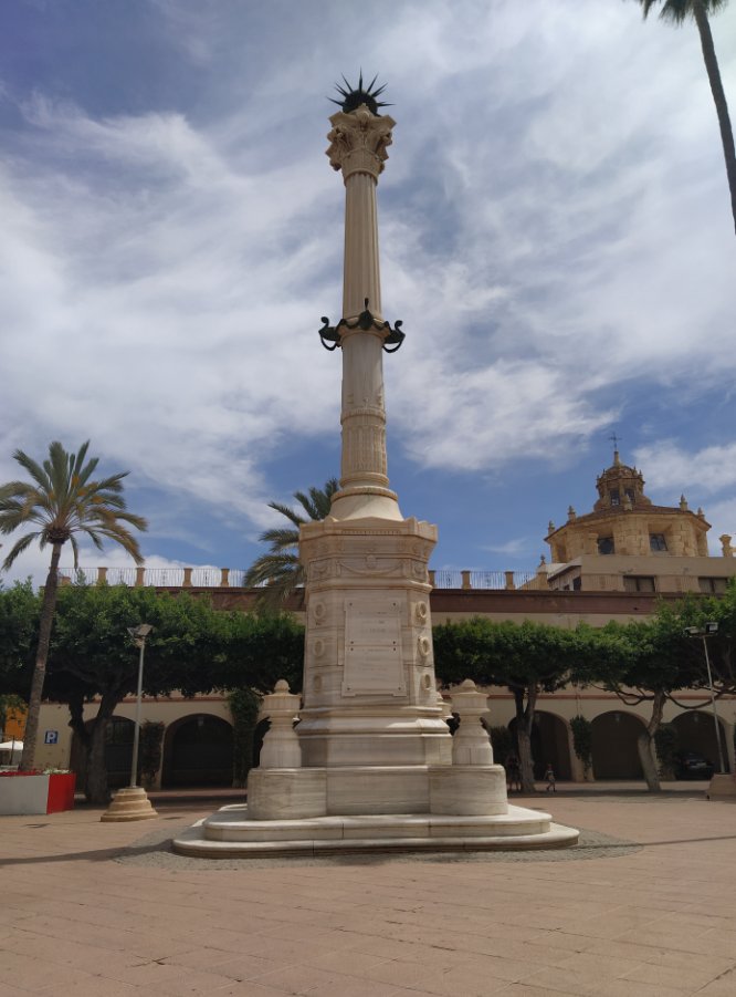 Monumento de los Coloraos o Pingurucho.  Homenajea a los liberales que llegaron en agosto de 1824 a las costas de Almería y se pronunciaron contra el absolutismo de Fernando VII y a favor de la Constitución de 1812, que finalmente serían fusilados