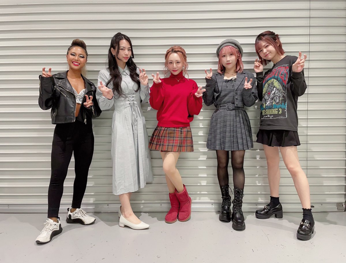 miyako_0405's tweet photo. THE SHINING vol.3 at KT Zepp Yokohama ありがとうございました〜！！！
トーク楽しかったし、来年S山氏はうちの担当なのかどうなのかわかりませんがww ライブはすごい盛り上がり🙌!!
良いライブ納めでした、皆様に感謝です！！！
#LOVEBITES #miyako https://t.co/9uei2yMb6L