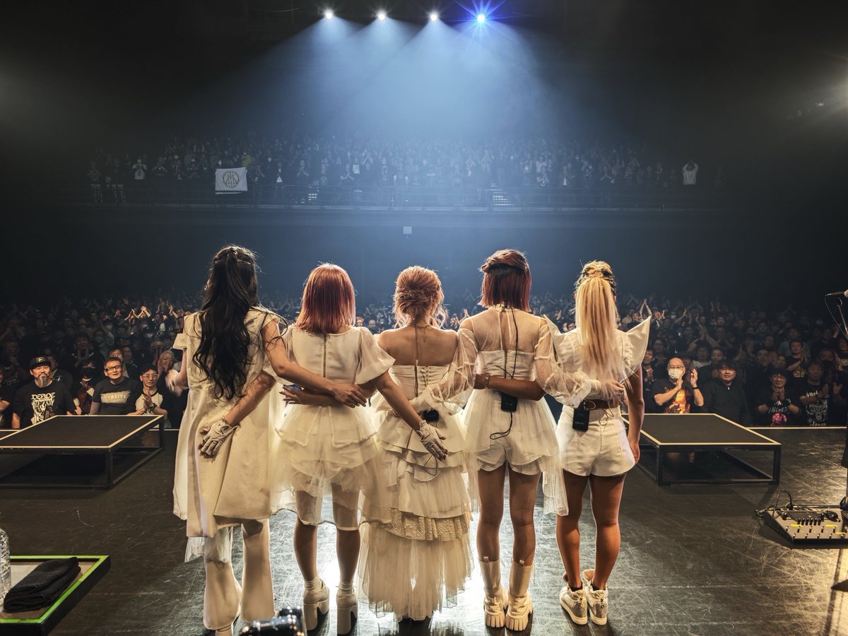 miyako_0405's tweet photo. THE SHINING vol.3 at KT Zepp Yokohama ありがとうございました〜！！！
トーク楽しかったし、来年S山氏はうちの担当なのかどうなのかわかりませんがww ライブはすごい盛り上がり🙌!!
良いライブ納めでした、皆様に感謝です！！！
#LOVEBITES #miyako https://t.co/9uei2yMb6L