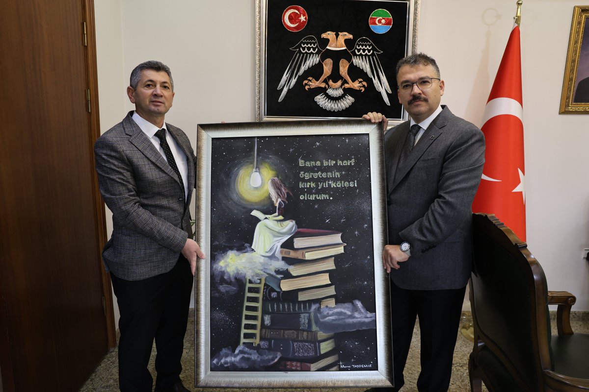 igdirvaliligi's tweet photo. "Bana bir harf öğretenin kırk yıl kölesi olurum"

Valimiz Ercan Turan, 24 Kasım Öğretmenler Günü dolayısıyla İl Milli Eğitim Müdürü Aziz Gün ve beraberindeki öğretmenlerini makamında kabul etti.     

Tüm öğretmenlerin Öğretmenler Günü’nü kutlayan Valimiz Turan, meslek hayatlarında başarılar diledi.