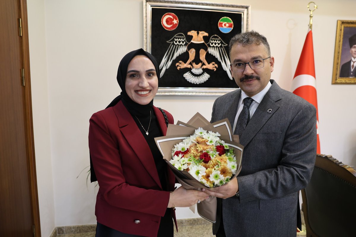 igdirvaliligi's tweet photo. "Bana bir harf öğretenin kırk yıl kölesi olurum"

Valimiz Ercan Turan, 24 Kasım Öğretmenler Günü dolayısıyla İl Milli Eğitim Müdürü Aziz Gün ve beraberindeki öğretmenlerini makamında kabul etti.     

Tüm öğretmenlerin Öğretmenler Günü’nü kutlayan Valimiz Turan, meslek hayatlarında başarılar diledi.