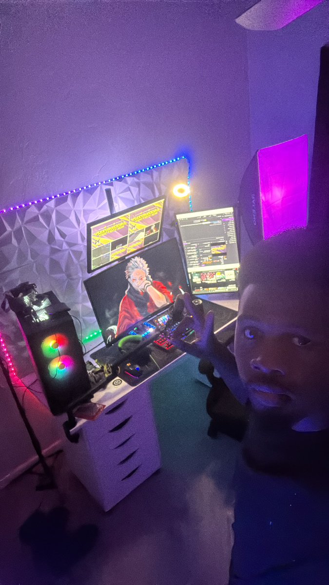 The Time is now come join and vibe the night out 
twitch.tv/lacedupj33zy