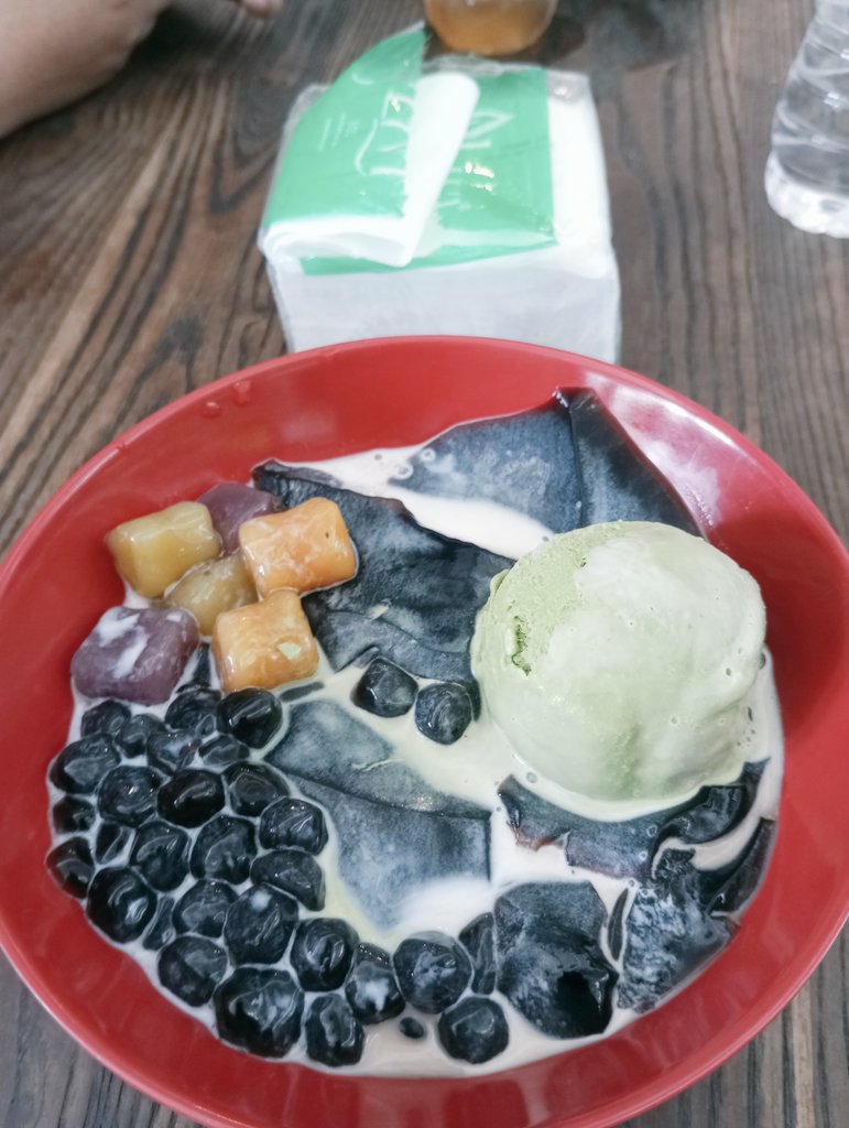 NPingitz's tweet photo. Kadang keinginan suka berontak dari rencana yang sudah disepakati 
.
Ini tentang ess sodara 
Enak ini😋

#sarmodbsd
#hongtang https://t.co/Z371MLKiu6