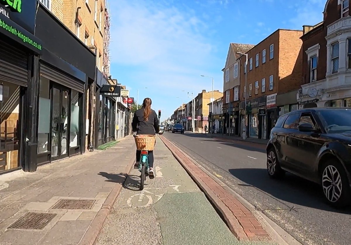 📢 Save the protected bike lane on Richmond Road in Kingston! Consultation closes 26 November ⏰ kingstoncycling.org.uk/2024/11/24/kin…