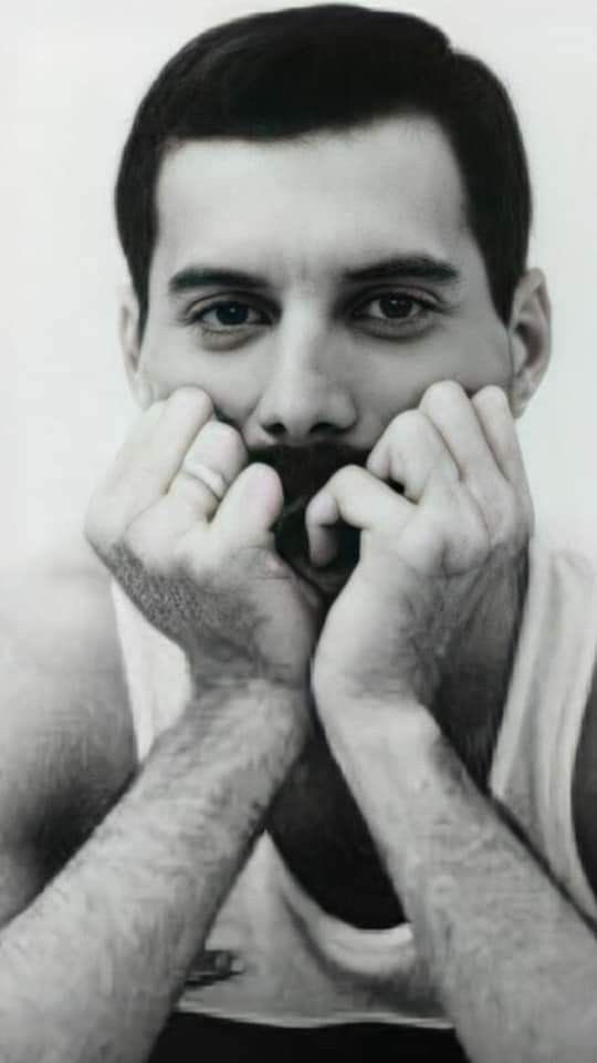 Indilola's tweet photo. … 33💔… #therealQueen #FreddieMercury #Queen https://t.co/TSClgjOb7h