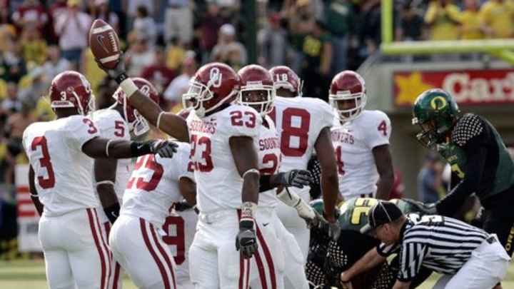 ToddOnSports's tweet photo. Buddy, one time OU literally recovered an onside kick and handed it to the ref and they gave it to the kicking team. 🤣🤣🤣 https://t.co/I68mhJMrRu