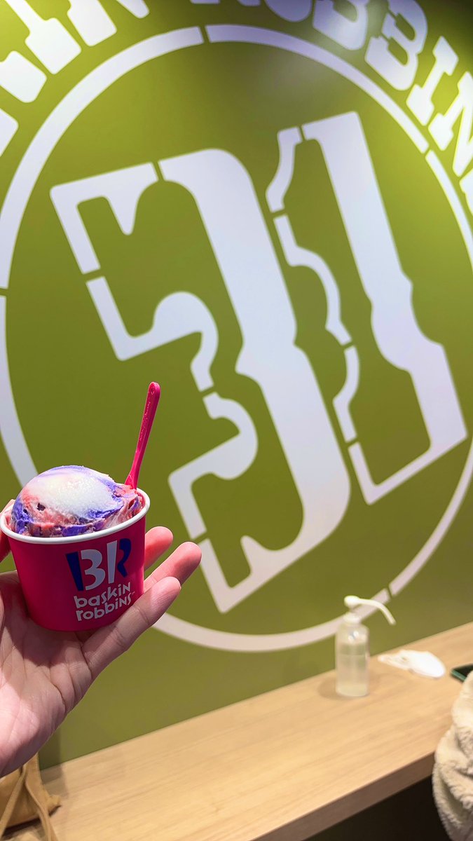 kenta_sid's tweet photo. 『サーティワンアイスクリーム / HELLO ICE CREAM!』

魔女のトリック🧙‍♀️
紫がりんごで赤がクレープの味👅
毎回これ頼んでる🫢
安定の美味しさ♡

けんアイス、今回で31回目の投稿でした🍨

#けんアイス

#サーティワン　#31  #コラボ
#ハローキティ #50周年
#HELLOICECREAM! https://t.co/GnE30yUUv3