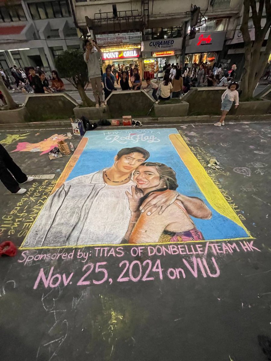 titasofdonbelle's tweet photo. And #MattCha was spotted on Session Road in Baguio!

A big thank you to the talented artist @trickzjames and your team for creating this eye-catching chalk art. We truly appreciate your work! 👨🏻‍🎨

#HTSARF streaming on Viu this November 25, 2024. 🚩

#DonBelle
#AlwaysWithDONBELLE https://t.co/hexGjwTDjE