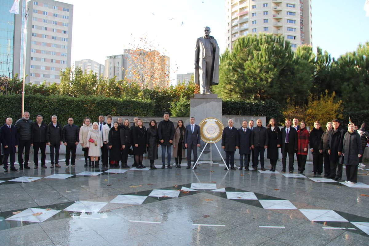 AtasehirMEM's tweet photo. İlçe Millî Eğitim Müdürümüz İsmail Yıldırım, 24 Kasım Öğretmenler Günü dolayısıyla Ataşehir Cumhuriyet Anıtı'na çelenk sundu.

#gelecekbizizbizöğretmeniz

@tcmeb @Yusuf__Tekin @istanbulilmem @MucahitYentur @iyildirim58 https://t.co/YPZuawbygf