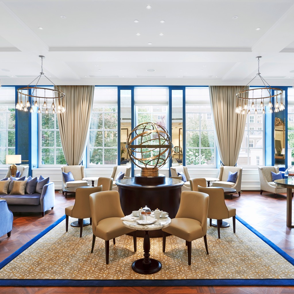 Het Waldorf Astoria Amsterdam bewijst hoe duurzaam herbestemmen kan zijn. Van woningen naar kantoren en nu een hotel, zonder sloop. Historische elementen gerestaureerd, modern comfort toegevoegd. Tijdloos én milieubewust!