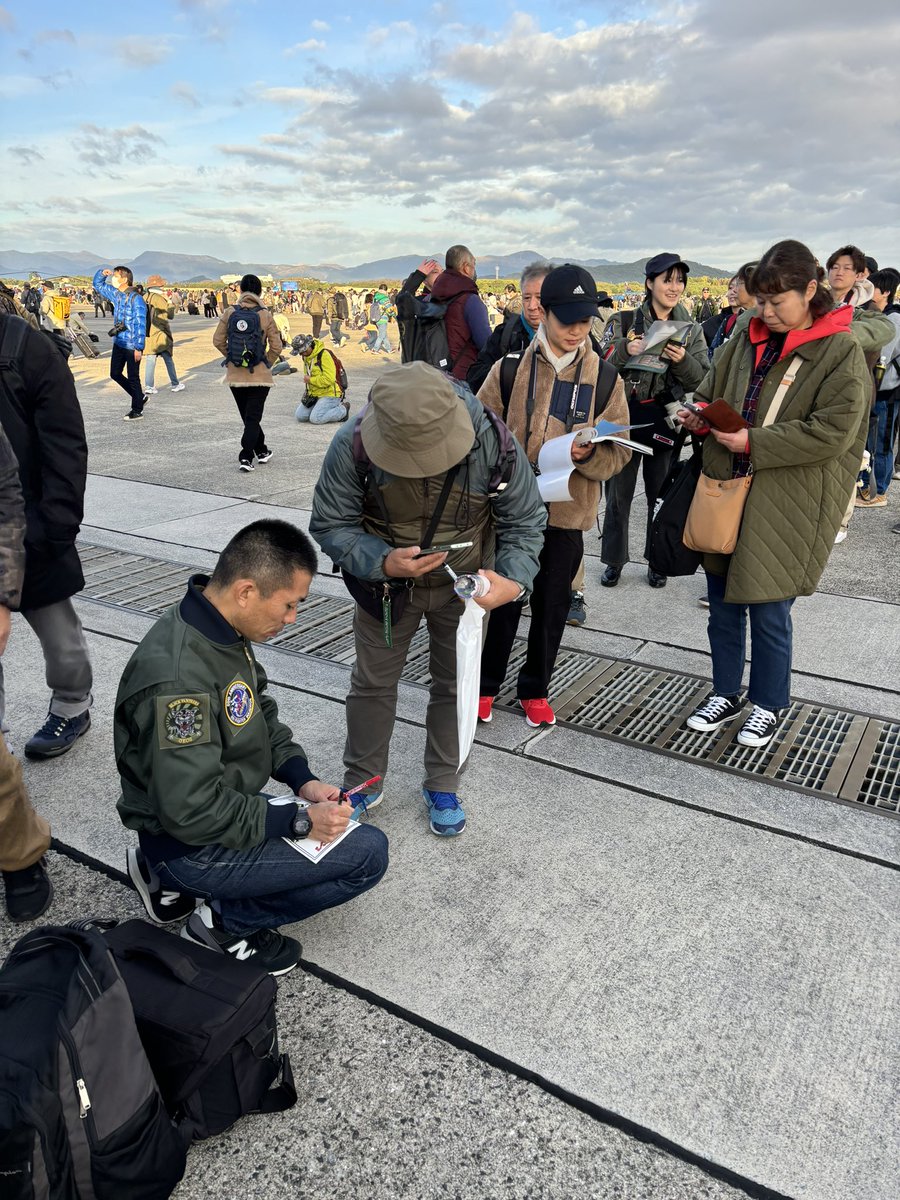 LtColSasuke's tweet image. 開門が早く
ありがたかった❗️

ウイングさんでパッチを手に入れたら8SQへ
休みに来たそうだが、やはりこの方のサービス精神には頭が下がります

開門から昼過ぎまでずっと
いつもの様に
黒と赤のマジック持参で、、、🥺

写真撮りたかったでしょう
ありがとうございました　#築城基地　#GEOS #神対応