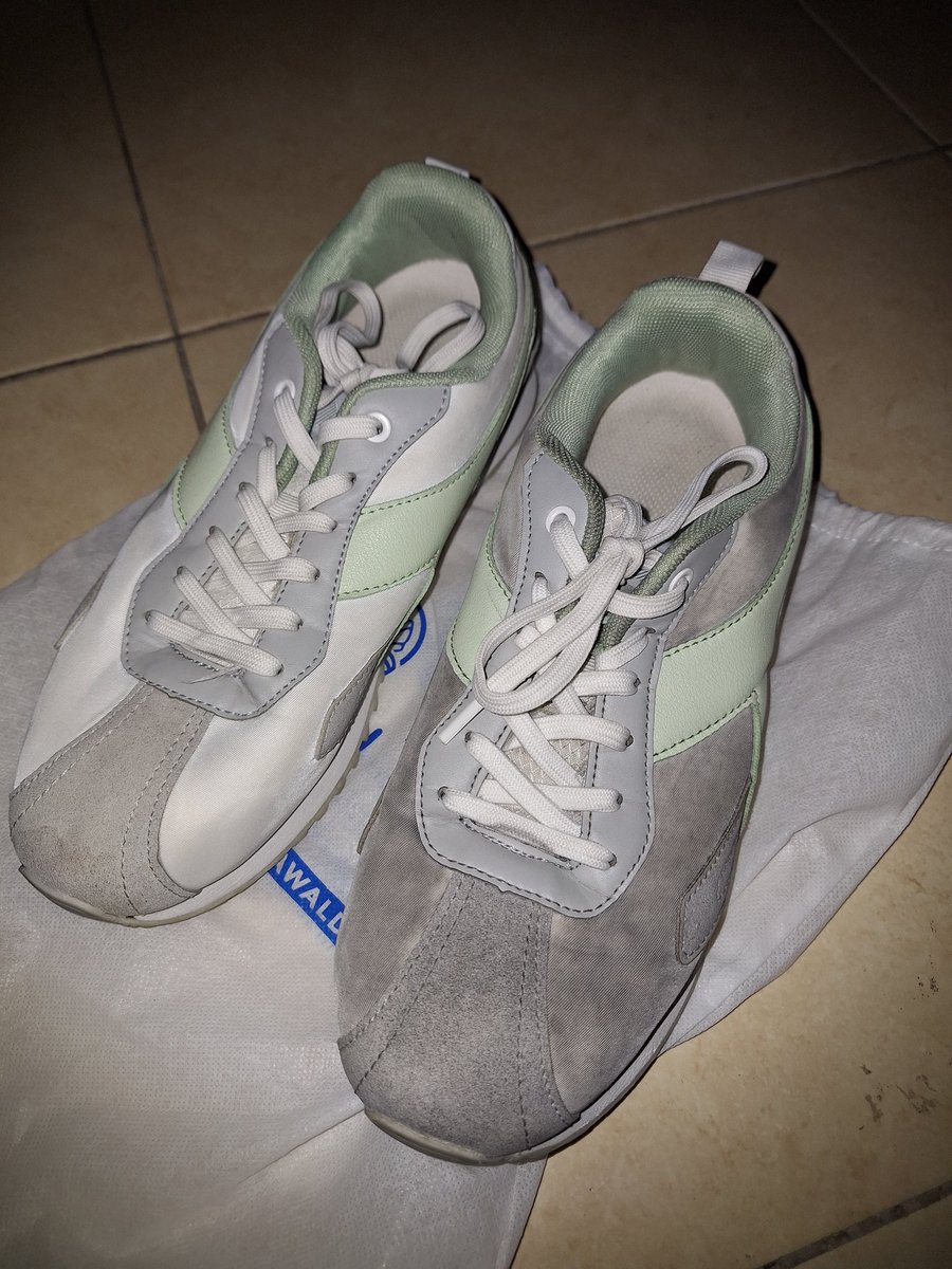 V_ca94's tweet photo. Sepatu kalo dah kenak tragedi kenak MINYAK plus kenak debu
Mau dicuciin semaximal mungkin pun dia ga akan kembali seperti semua 

Jd kepikiran ini kalo tak cuci pake rinso bisa bersih ga ya 🤦‍♀️

Untung sepatu mursida inii 😭 https://t.co/g9RFel2CHr