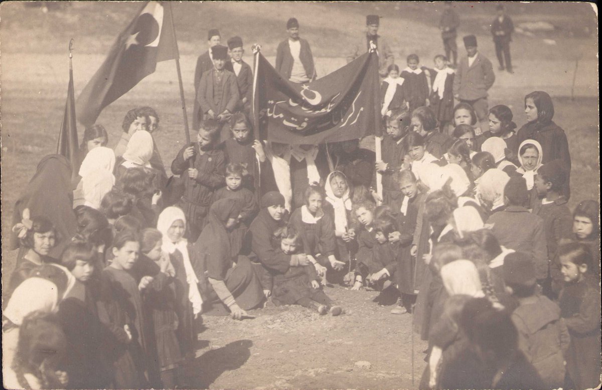 nadidefotograf's tweet photo. Tekirdağ Merkez İnas Marifet Mektebi yazılı sancak önünde talebeler #ÖğretmenlerGünü https://t.co/SVXXdYodNG