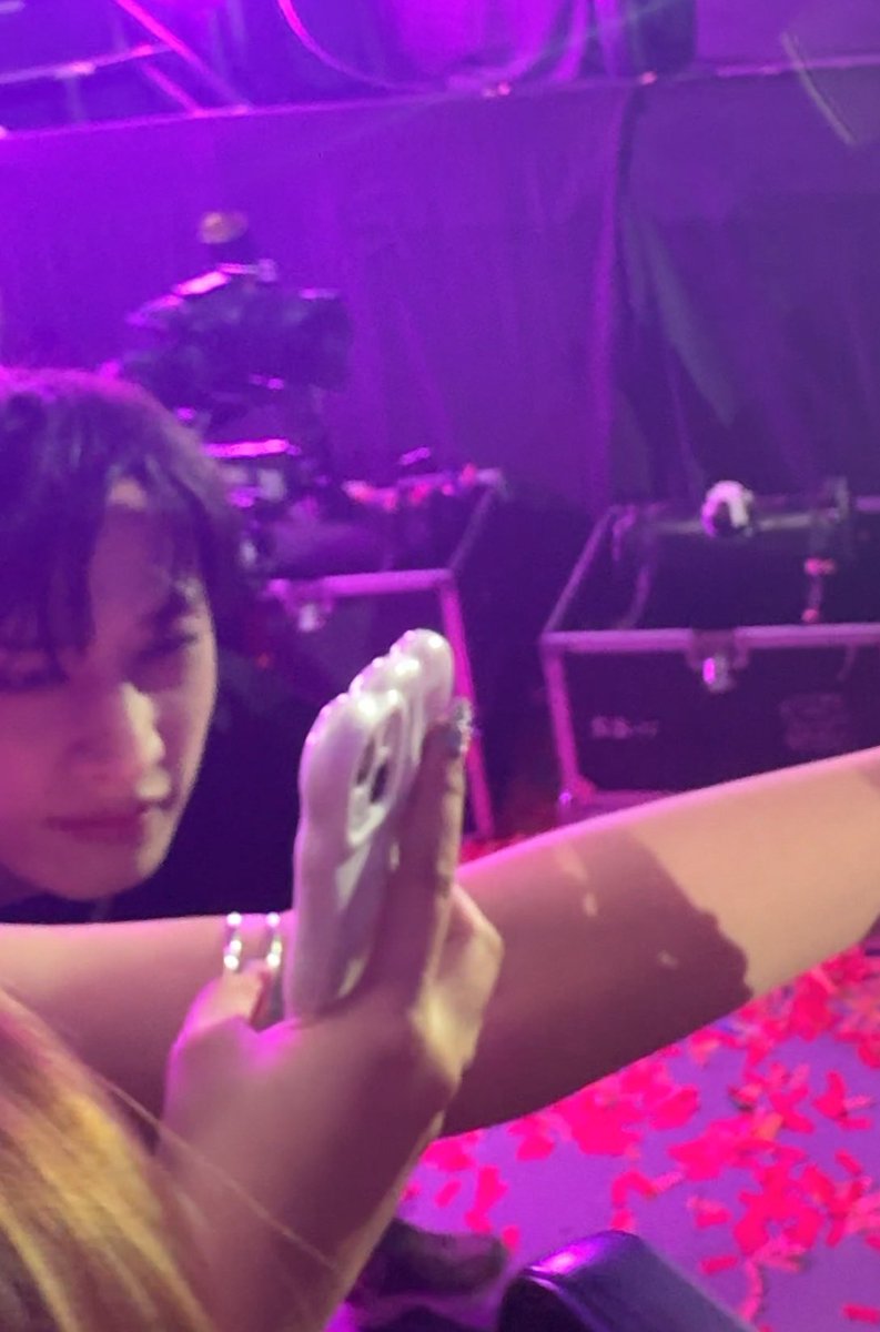 ung katabi mo sa jeep na nakikibasa ng text mo