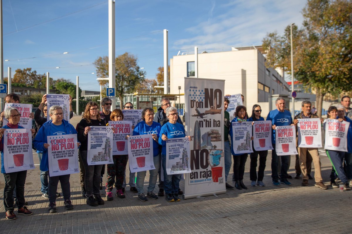 aiguaesvida's tweet photo. 📣 Abans de l'inici de la V #CimeraSocialAigua, hem fet una Roda de Premsa per recordar que la sequera no ha acabat.

Cal un canvi en aquest model insostenible de gestió de l'aigua, que ignora l'emergència climàtica. #NoEnRaja

https://t.co/QOazKBB9uf

🧵 Obrim fil! https://t.co/MeBFVelgf1