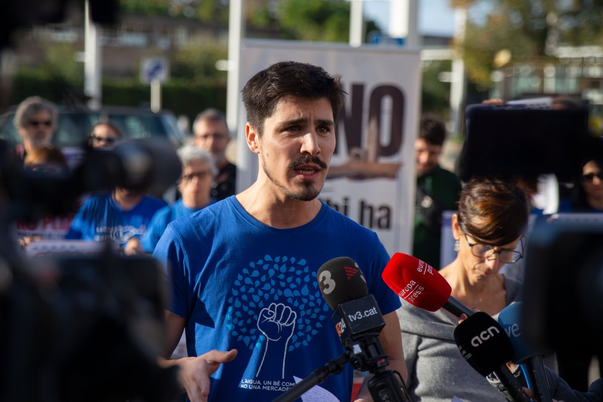 aiguaesvida's tweet photo. 📣 Abans de l'inici de la V #CimeraSocialAigua, hem fet una Roda de Premsa per recordar que la sequera no ha acabat.

Cal un canvi en aquest model insostenible de gestió de l'aigua, que ignora l'emergència climàtica. #NoEnRaja

https://t.co/QOazKBB9uf

🧵 Obrim fil! https://t.co/MeBFVelgf1