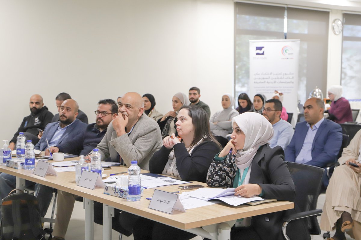 jordanriverfdn's tweet photo. مستفيدي مشروع "تعزيز الاعتماد على الذات للاجئين السوريين والمجتمعات الأردنية المضيفة" خلال عرضهم لأفكار مشاريع صغيرة سيتم تمويلها لخلق فرص عمل في محافظات المشروع المستهدفة. تنفذ المشروع نهر الأردن في عمّان، وإربد، والمفرق، والعقبة بتمويل من ال @RDPPME .
#JRF
#JRCEP https://t.co/kv4XSeEIkv