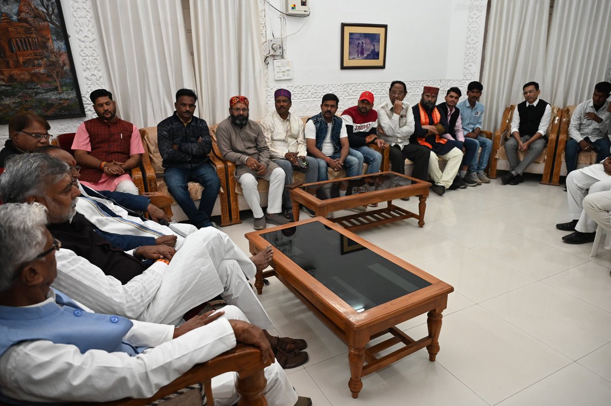 आज सर्किट हाउस,दमोह में वरिष्ठ कार्यकर्ताओं एवं शुभचिंतकों से मुलाक़ात कर अपार प्रसन्नता हुई। पार्टी के विस्तार में आप सभी का समर्पण और योगदान अनुकरणीय है!

<a href="/BJP4MP/">BJP Madhya Pradesh</a>