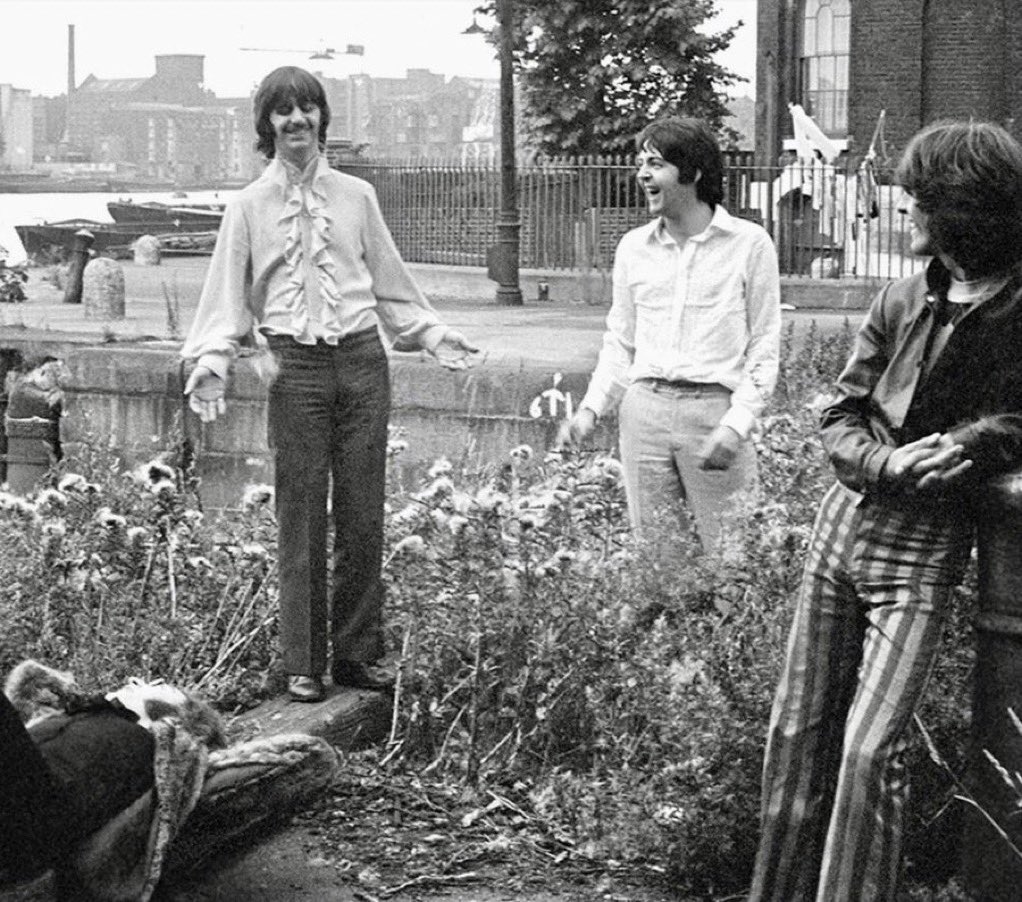 ToursBeatles's tweet photo. Wapping, East London, July 1968 #TheBeatles #maddayout #sixties #1960s #beatleslondon https://t.co/78cYag8YRI