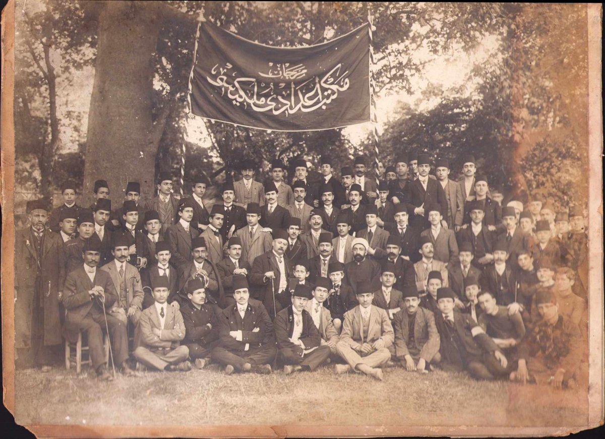 nadidefotograf's tweet photo. Mercan Mekteb-i İdadi-i Mülkiyesi Pankartlı Hoca ve Talebeler 
#ÖğretmenlerGünü https://t.co/U4vr0VpGdd