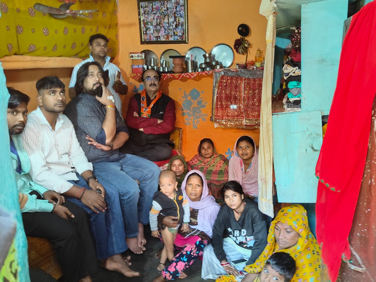 munishgaurbjp's tweet photo. Had the privilege of listening to Hon'ble Prime Minister Shri @narendramodi Ji's latest episode of #MannKiBaat at the residence of Kavita Ji in Ekta Vihar, Sector 6, RK Puram, New Delhi.

Several other residents of Ekta Vihar were also present for this engaging session. https://t.co/4JO9XuGgxp
