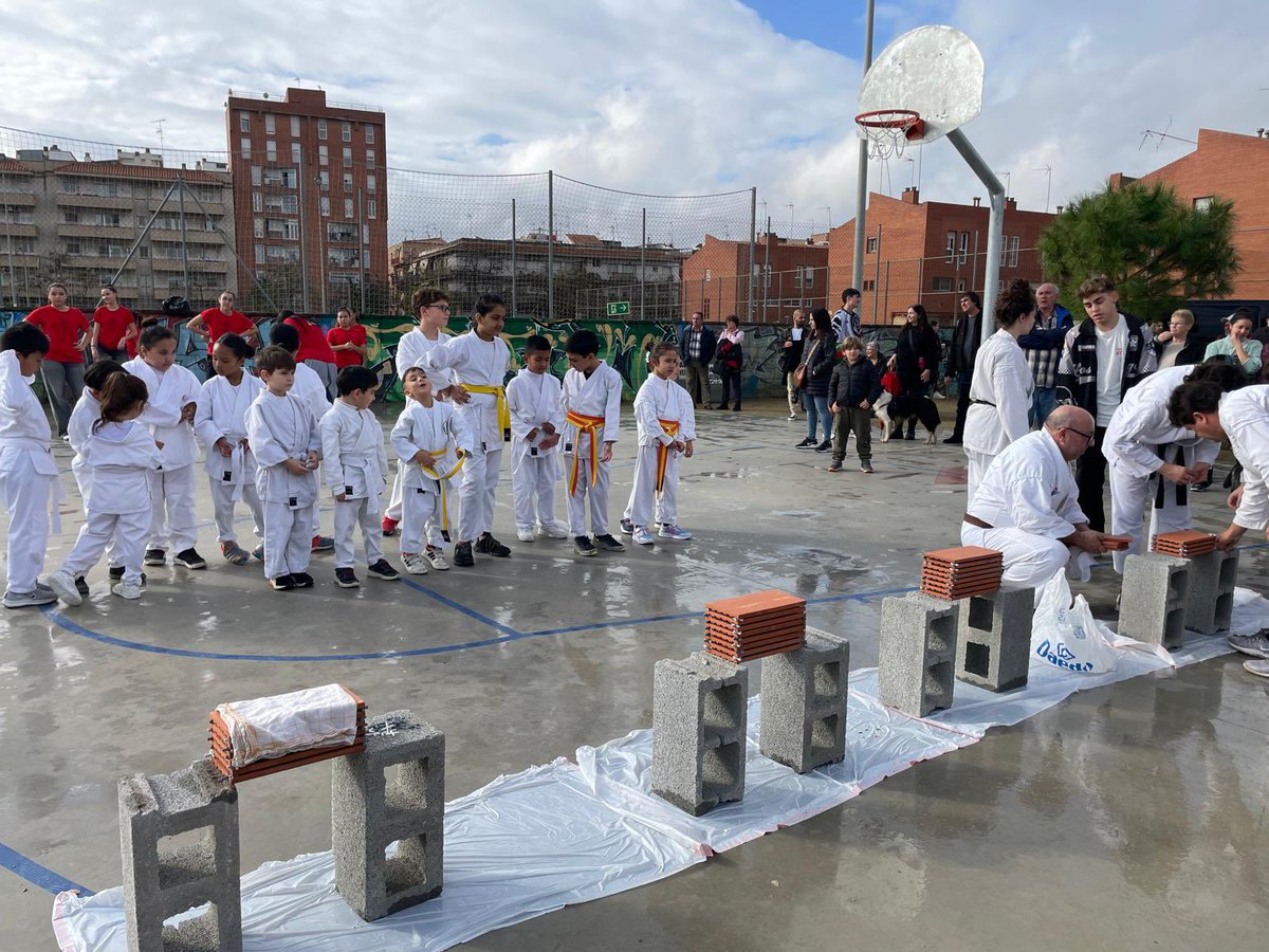 Aj_Sabadell's tweet photo. Sabadell celebra l'obertura del Parc del Nord!
🎉 Vine a gaudir de la festa a la zona de les pistes poliesportives
🌳🍫Activitats per a tota la família, com una xocolatada popular i plantació d'arbres
#ParcDelNord #SabadellVerd #Elsdinersalscarrers #Sabadell https://t.co/r0tmzwI8GE