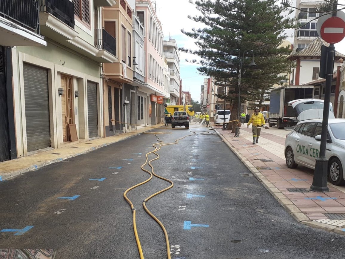 Plan_INFOCA's tweet photo. 🔴 VALENCIA | 21° día de misión.

No teníamos dudas sobre cómo iba a quedar la calle tras el paso de  nuestros compañeros. 

¡ R E C O N F O R T A !

#LosDeAmarillo
#SomosInfoca https://t.co/d332gP84EO