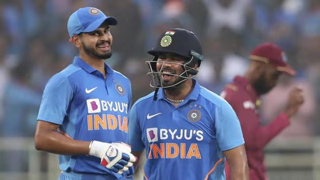 PunjabKingsIPL's tweet photo. 26.75 mera 🤝 27 tera! 😅

Happy? 😂

#ShreyasIyer #RishabhPant #PunjabKings #IPL2025Auction https://t.co/TUbprjUTT4