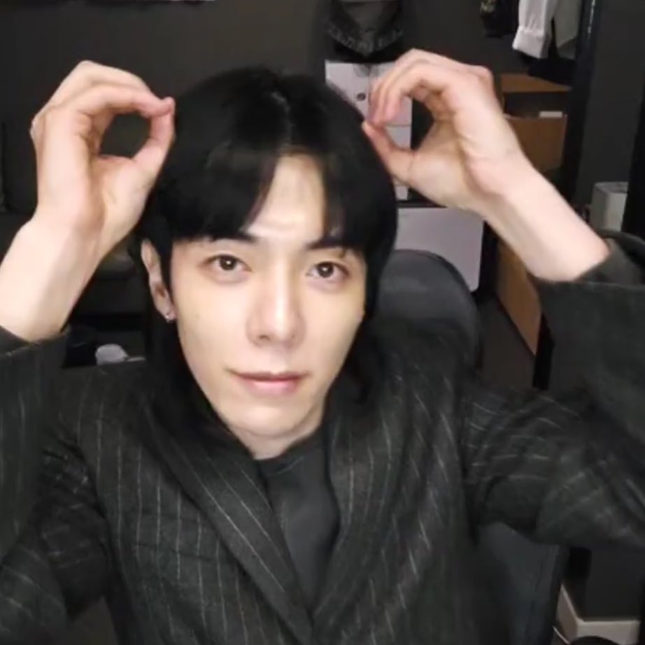 친구가 옆에 있든말든 팬들과의 소통이니까 
시키는대로 애교 다 해요 놈자♡