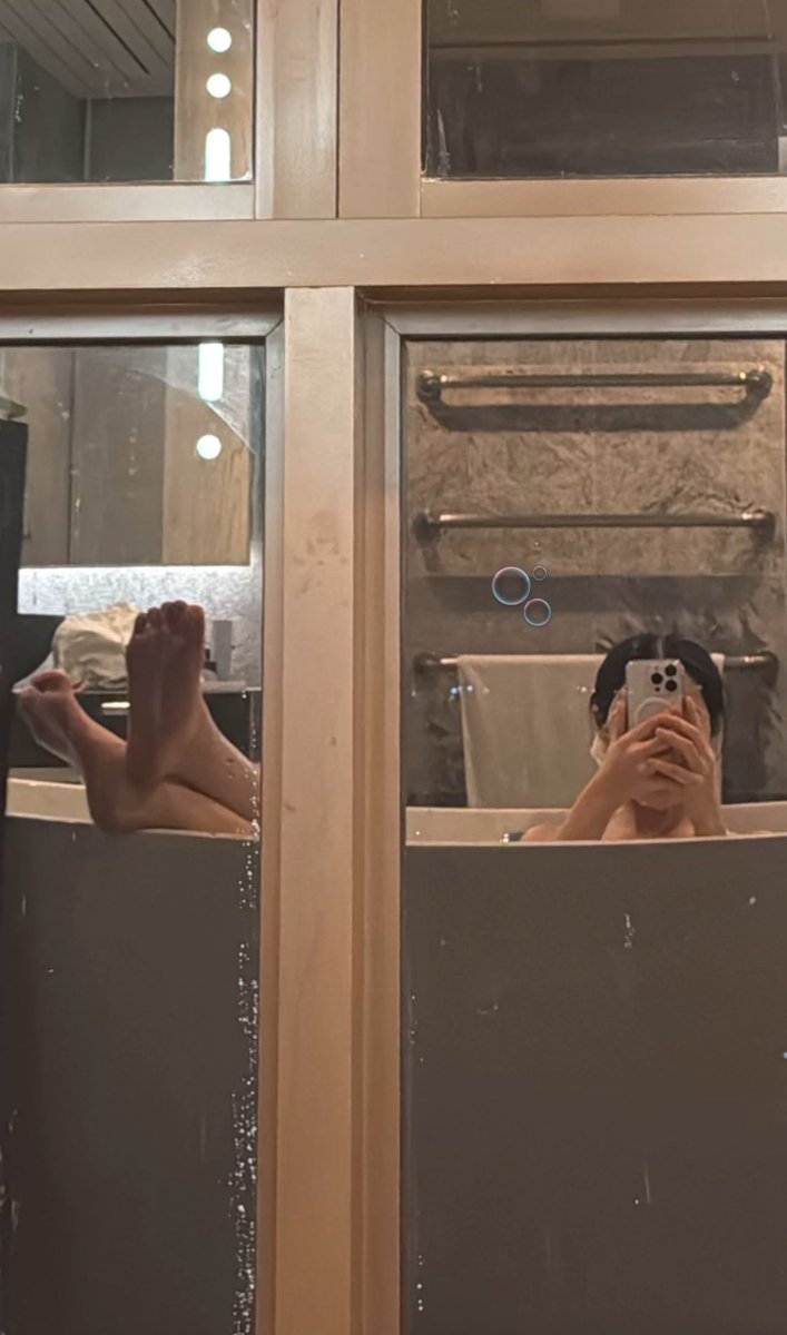 narakkzzang's tweet photo. 세린이가 누구를 자극하려고 이런 인스스를 올렸는지는 모르겠지만 일단 푹떤 여자는 삐져서 트위터도 안 오고 있는게 암튼 자극이 되긴 하네요
#ciizezhpr https://t.co/B5jLZdClSI
