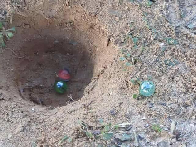 Ni internet, ni móviles ni consolas…

¡Un agujero en el descampado, unas canicas de colores y éramos los más felices del mundo! 😍