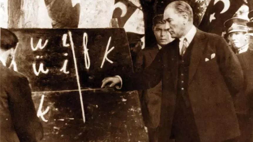 kafadergisi's tweet photo. Öğretmen yoluna ışık tutandır.
Öğretmen hayal kurmayı öğretendir.
Öğretmen iz bırakandır.
Öğretmen dünyayı değiştirendir.
Öğretmen bir fikri büyütendir.

Başöğretmen Mustafa Kemal Atatürk ve tüm öğretmenlerimizin 24 Kasım Öğretmenler Günü kutlu olsun!

#24KasımÖğretmenlerGünü https://t.co/te7QF35sRf