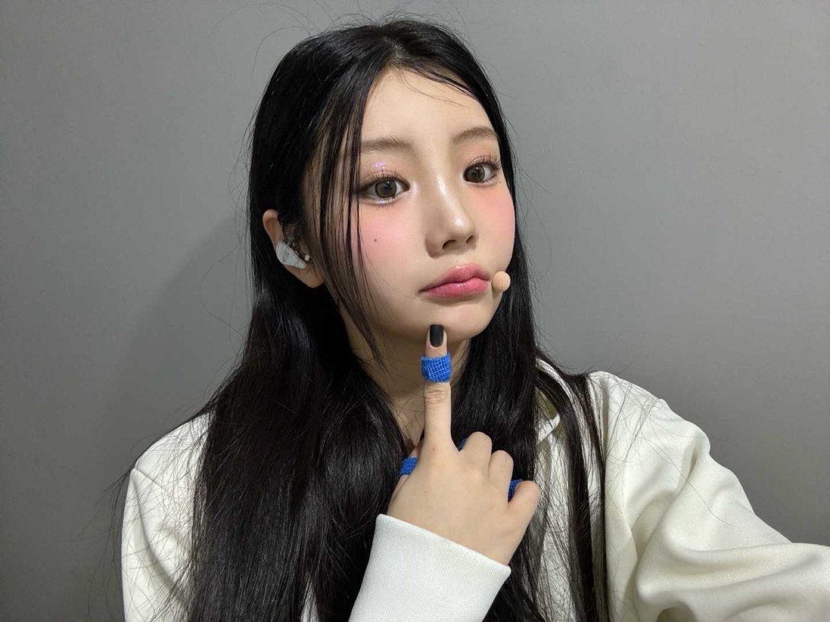 ILLIT_twt's tweet photo. 🩵🤍🩵🤍

#ILLIT #아일릿 #WONHEE #원희 https://t.co/dOcBOq1BTQ