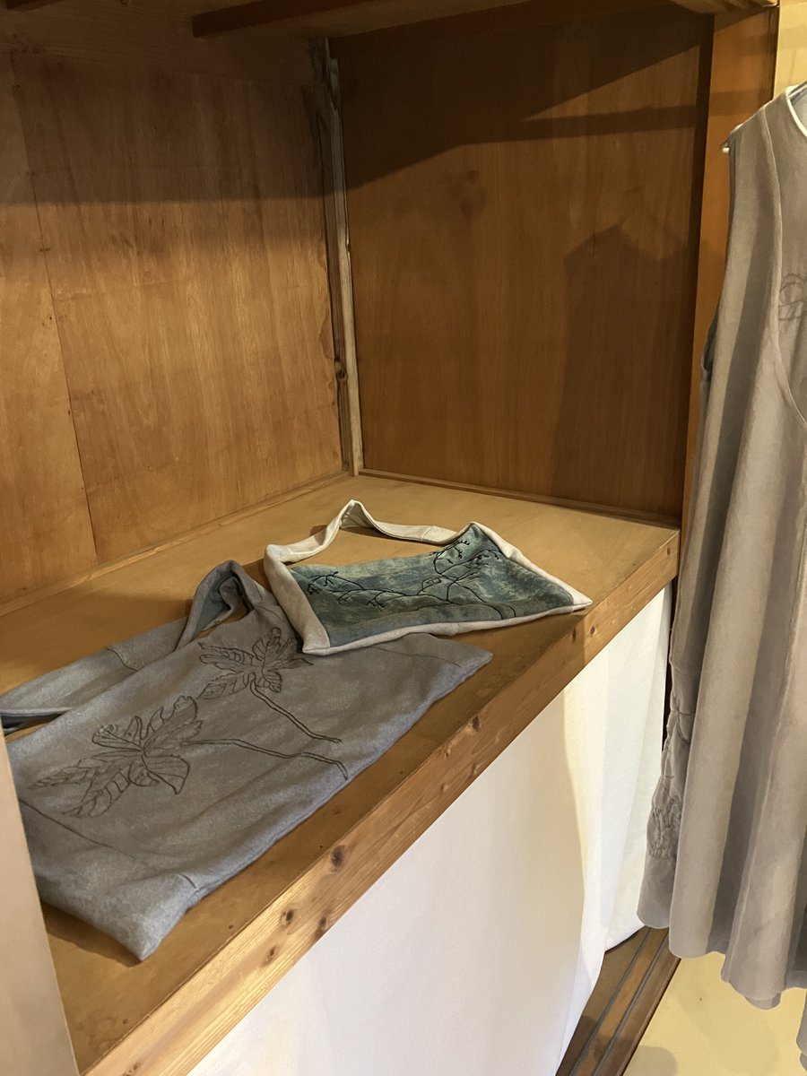 大田区OPENアトリエ、今日3軒目は下丸子の家、柳圭祐・伏尾奏美「川とテクトニクス」展。1950年代築の民家をリフォームしていくそう。地方芸術祭で民家の作品はよく見るが、東京の民家はまた趣きが違う。解体直後の荒々しさとそれでも残るノスタルジーと。川をテーマにした衣服の展示もよかった。