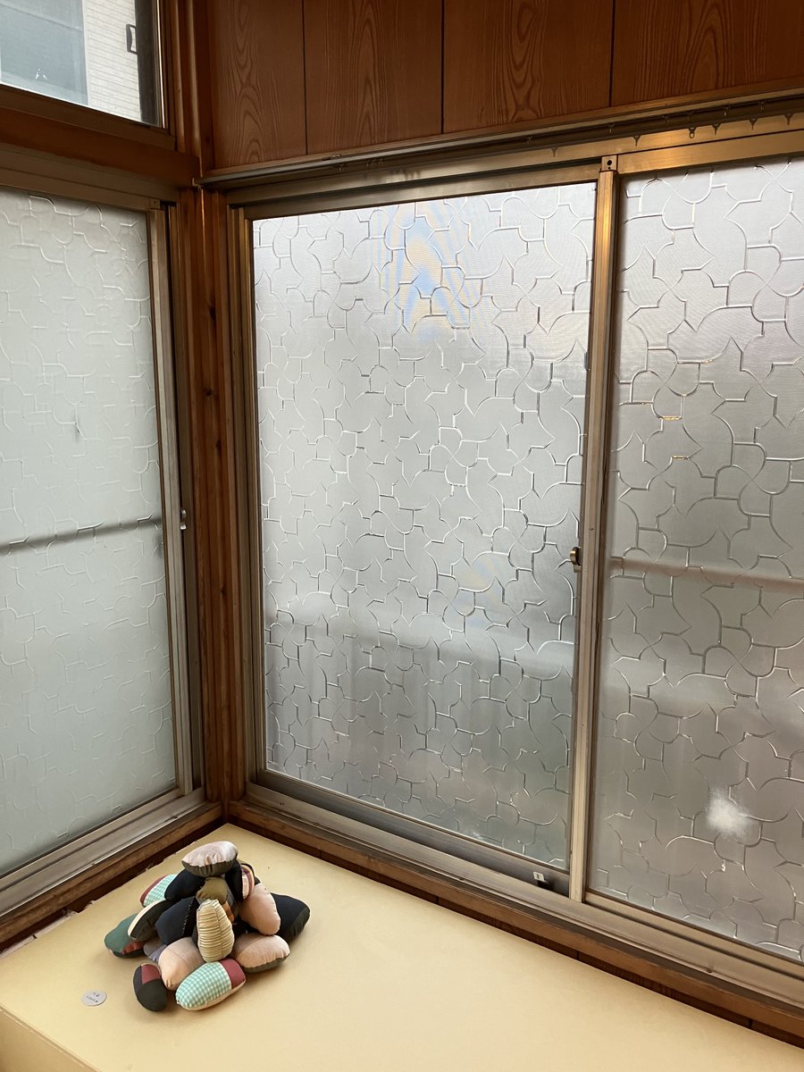 Ajax_en_folie's tweet photo. 大田区OPENアトリエ、今日3軒目は下丸子の家、柳圭祐・伏尾奏美「川とテクトニクス」展。1950年代築の民家をリフォームしていくそう。地方芸術祭で民家の作品はよく見るが、東京の民家はまた趣きが違う。解体直後の荒々しさとそれでも残るノスタルジーと。川をテーマにした衣服の展示もよかった。 https://t.co/pa1PwqzKXK