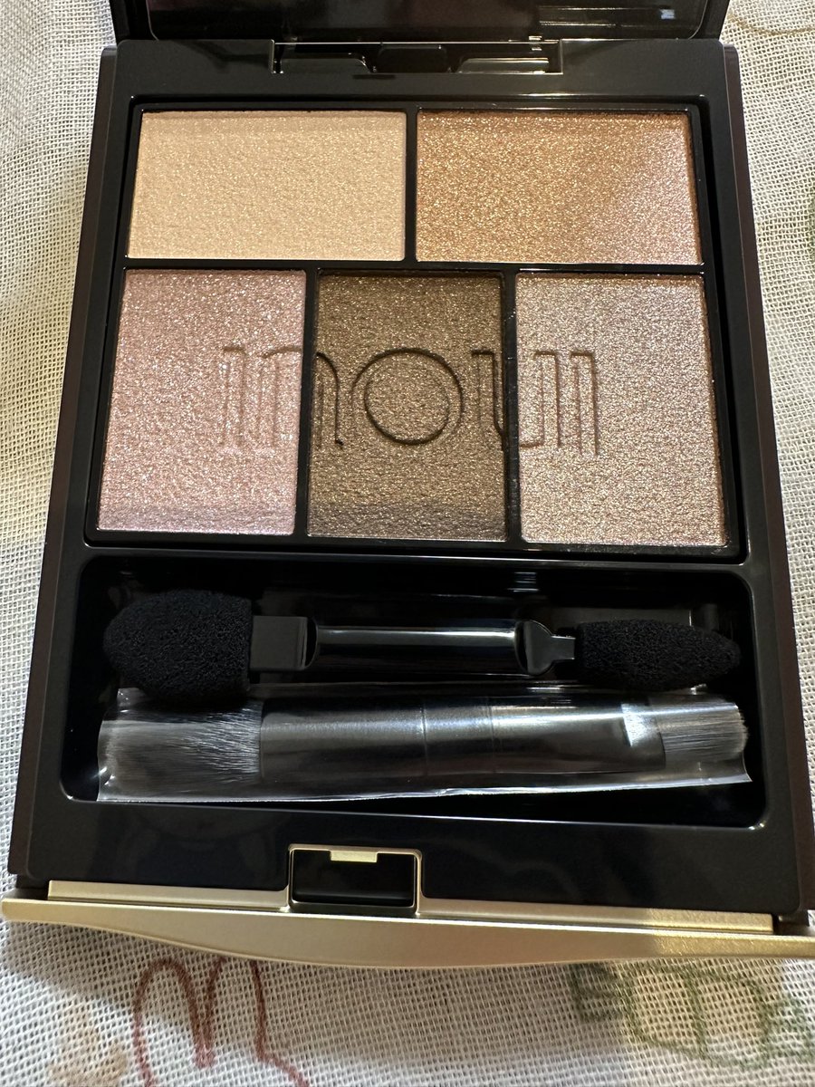 vmnt6QbTW0Ed7RO's tweet image. ◎ inoui (インウイ)
　アイズ 02

04も可愛くて悩んだ結果、左下のラメに惹かれて02にした❤️なんとも言えない上品さが最高🫶
ピンクベージュだけど、ピンク過ぎなくて大人っぽくしたいときにぴったり💓

#inoui
#本日の購入品
#コスメ購入品