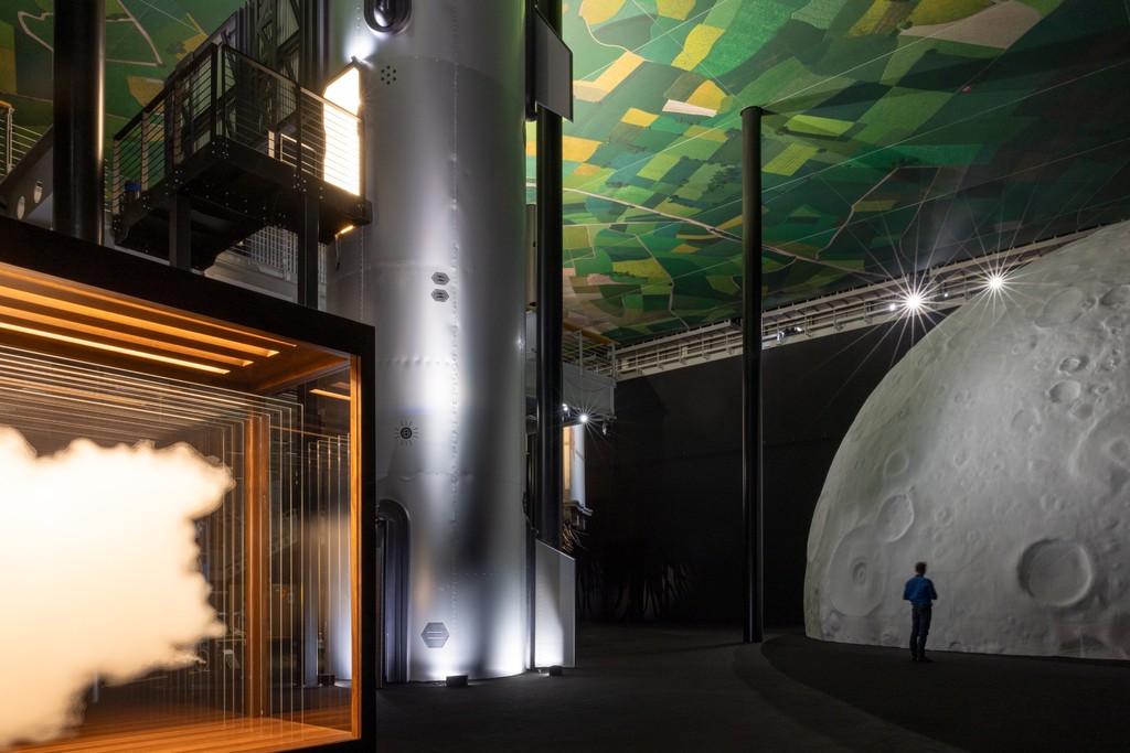 galeriaPNB's tweet image. From floating houses to surreal landscapes, Leandro Erlich’s gravity-defying art reshapes our perception of reality. ⁠“Leandro Ehrlich. Weightless” is on display at @KunstmuseumWOB til July 13 2025.⁠
⁠⁠
#LeandroErlich #KunstmuseumWolfsburg