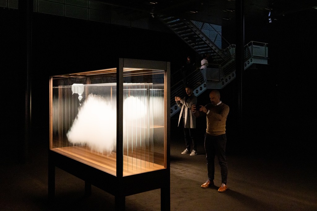 galeriaPNB's tweet image. From floating houses to surreal landscapes, Leandro Erlich’s gravity-defying art reshapes our perception of reality. ⁠“Leandro Ehrlich. Weightless” is on display at @KunstmuseumWOB til July 13 2025.⁠
⁠⁠
#LeandroErlich #KunstmuseumWolfsburg