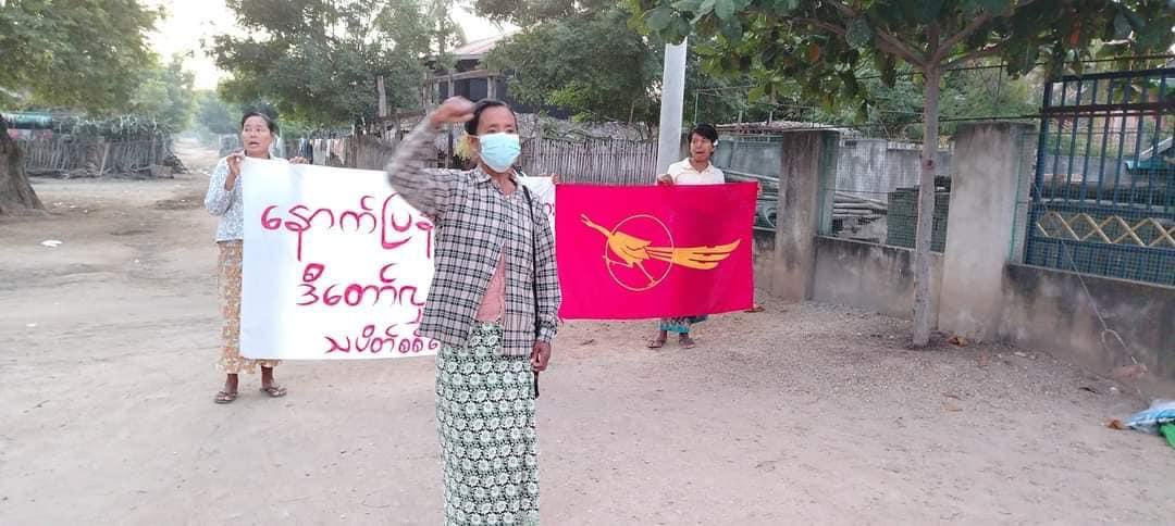 KYITHAR95368969's tweet photo. Revolutionary residents from a village of northern zone of #Yinmarbin Twp, #Sagaing Region, regularly staged a strike to oppose the #MilitaryDictatorship on Nov24.

#Airbusted
#AirBus2AirStrikes    
#2024Nov24Coup                                       
#WhatsHappeningInMyanmar https://t.co/SfjS4rjNMd