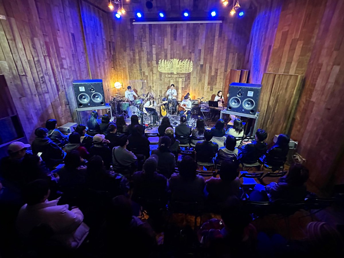 어제는 <야간비행> 서울 공연에 와주신 모든 분들, 또 멀리서 음악을 듣고 계신 분들의 사랑을 느꼈어요. 힘들었던 앨범 작업으로 지친 마음을 보듬어 주셔서 감사합니다. 
그럼, 부산에서 만나요! 🍂