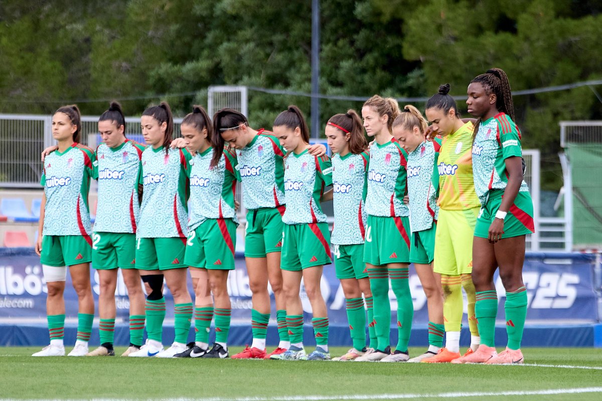 GranadaCF_Fem's tweet photo. 🖤 Antes del encuentro, se guardó un minuto de silencio por las víctimas de la DANA. https://t.co/MaKhi8Ywk2