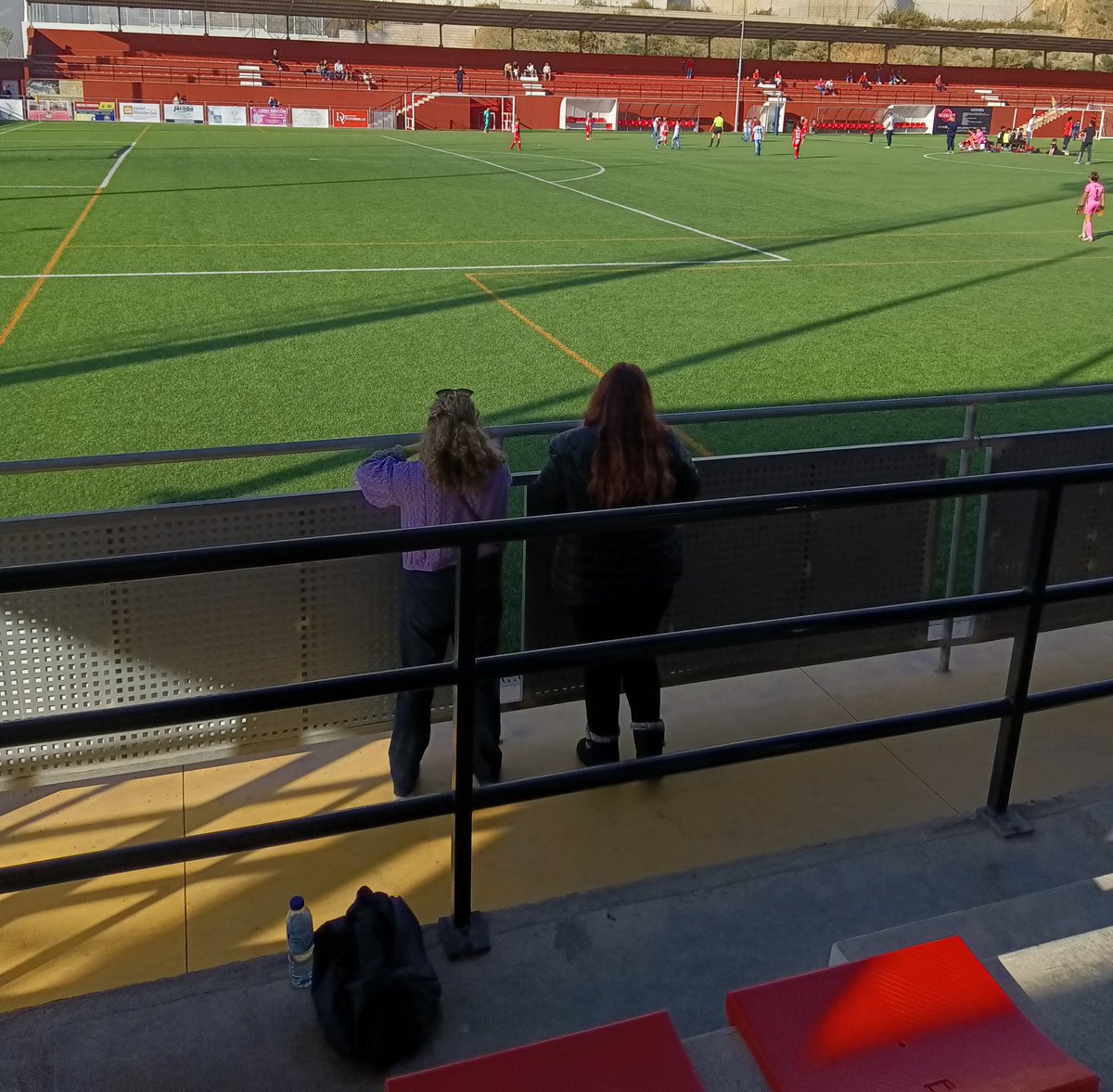 Que las propias mujeres suelten todo tipo de improperios a una árbitra en un partido de benjamines...hay maneras y maneras. Nos queda mucho por aprender.