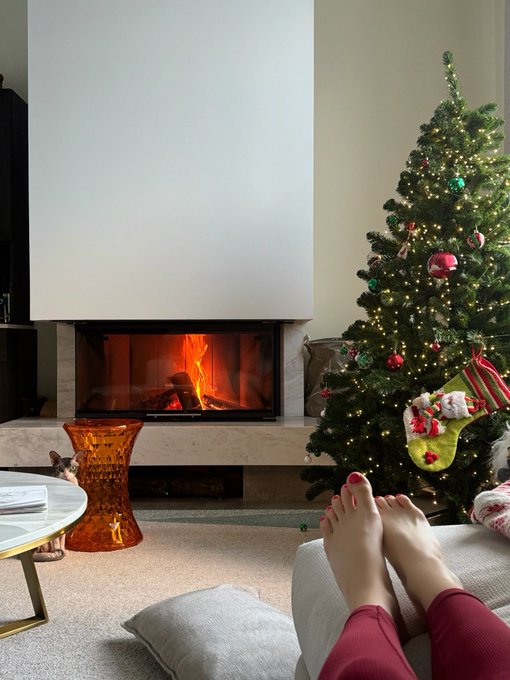 2 pic. Chilling by the fire kinda Sunday ♥️ https://t.co/jXV2PZTxBB
