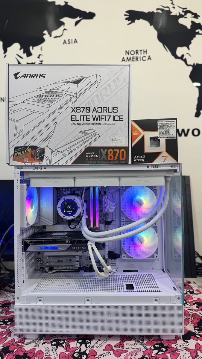eason11210's tweet photo. 《抽獎》 《降價》

這次進貨2顆

原本那台一放出來就被秒殺

AMD R7-9800X3D
躍越360液晶螢幕水冷
Gigabyte X870 Aorus Elite ice wifi7
ADATA 吹雪D5-6000 16G*2
Team Z44A 2TB Gen4 M.2 SSD
Zorta RTX4070Super
白色850W
Deepcool C700控制盒
君主X1

這一台只要72000

沒錯  直接降價   生出來的錢就是省給你們
目前還在大缺貨   下次補貨是12月
不過不知道幾顆

抽3000元等級螢幕一台  來點不一樣的

分享轉發愛心  還有跟隨我！
就能抽獎