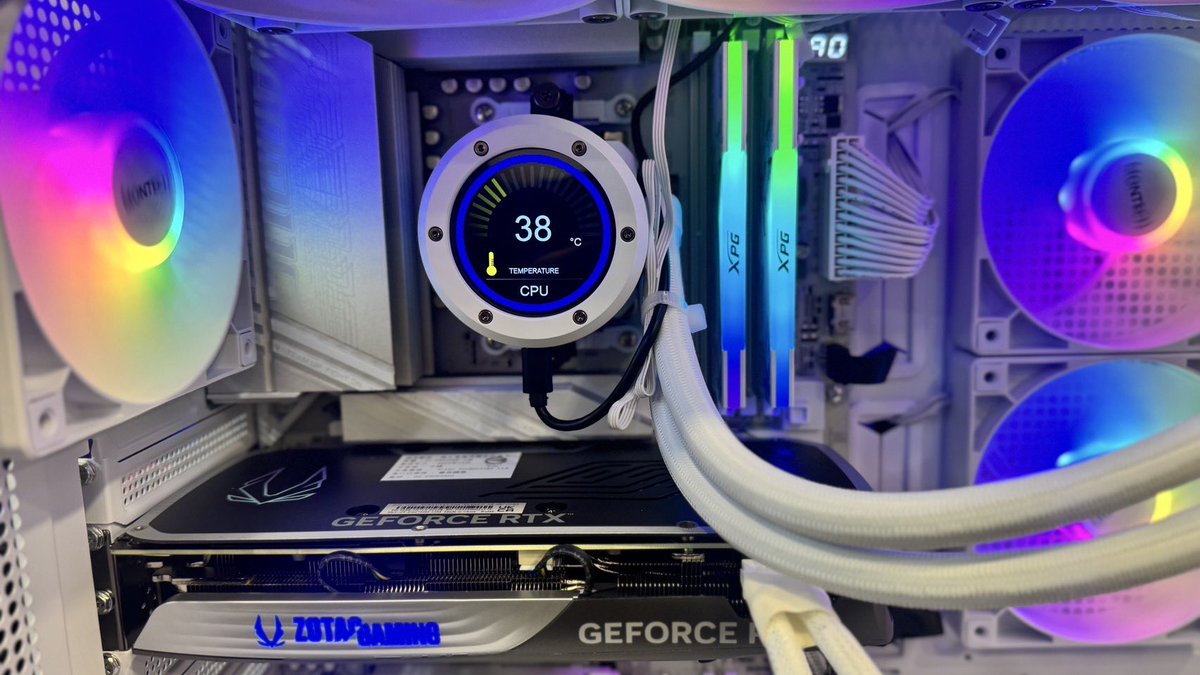 eason11210's tweet photo. 《抽獎》 《降價》

這次進貨2顆

原本那台一放出來就被秒殺

AMD R7-9800X3D
躍越360液晶螢幕水冷
Gigabyte X870 Aorus Elite ice wifi7
ADATA 吹雪D5-6000 16G*2
Team Z44A 2TB Gen4 M.2 SSD
Zorta RTX4070Super
白色850W
Deepcool C700控制盒
君主X1

這一台只要72000

沒錯  直接降價   生出來的錢就是省給你們
目前還在大缺貨   下次補貨是12月
不過不知道幾顆

抽3000元等級螢幕一台  來點不一樣的

分享轉發愛心  還有跟隨我！
就能抽獎