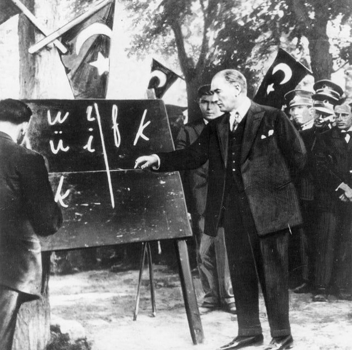 oguzardaselcd's tweet photo. “Ögretmenler! Cumhuriyet sizden; fikri hür,
vicdani hür, irfan hür nesiller ister."
Basögretmen Mustafa Kemal Atatürk basta olmak üzere tüm
ögretmenlerimizin,
24 Kasım Ögretmenler Günü kutlu olsun. https://t.co/kFZjB38P3L